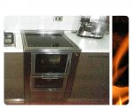 Cucina a legna con forno e piano in vetroceramica e allacciamento fumi posteriore, Carpacco (UD).